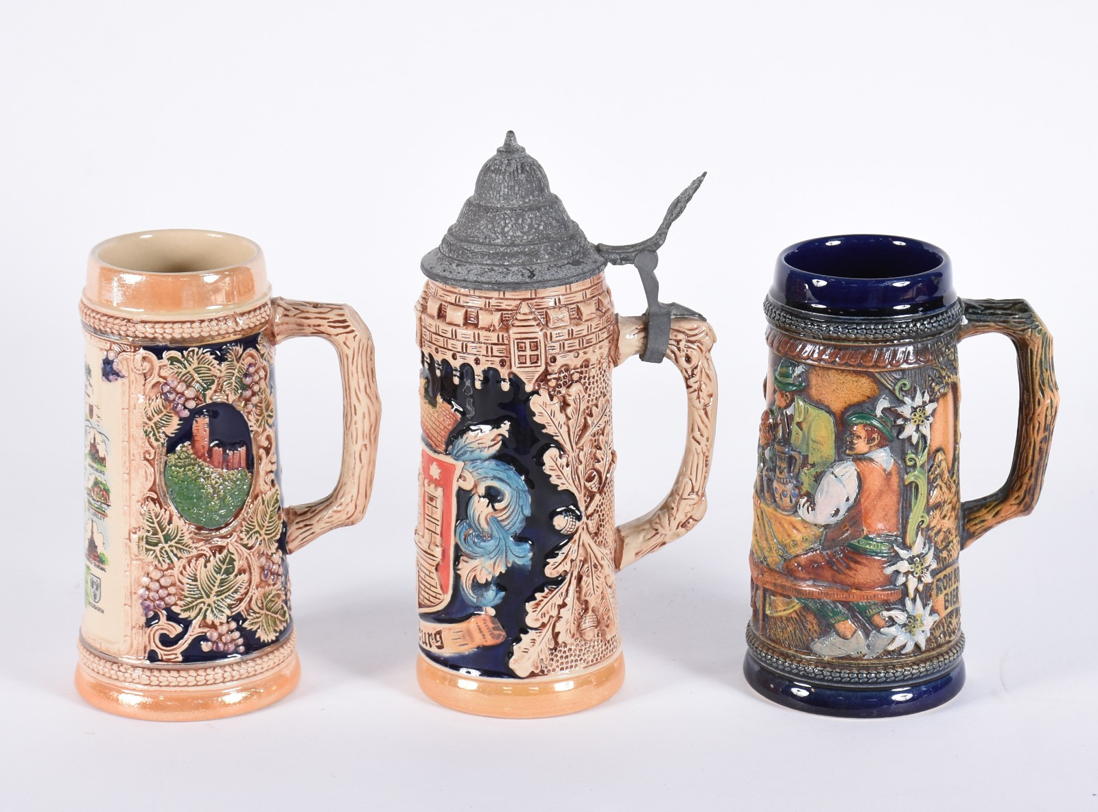 Duas canecas e um tankard de cerâmica alemã policromada decorados com... - foto 2 de 8