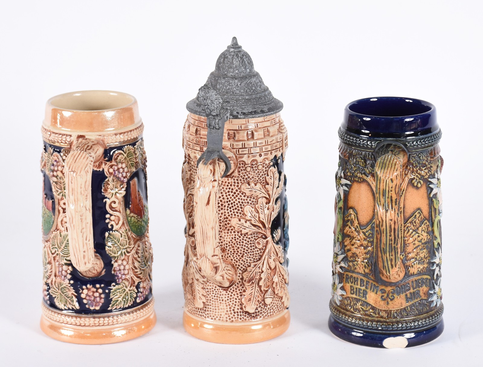 Duas canecas e um tankard de cerâmica alemã policromada decorados com... - foto 4 de 8