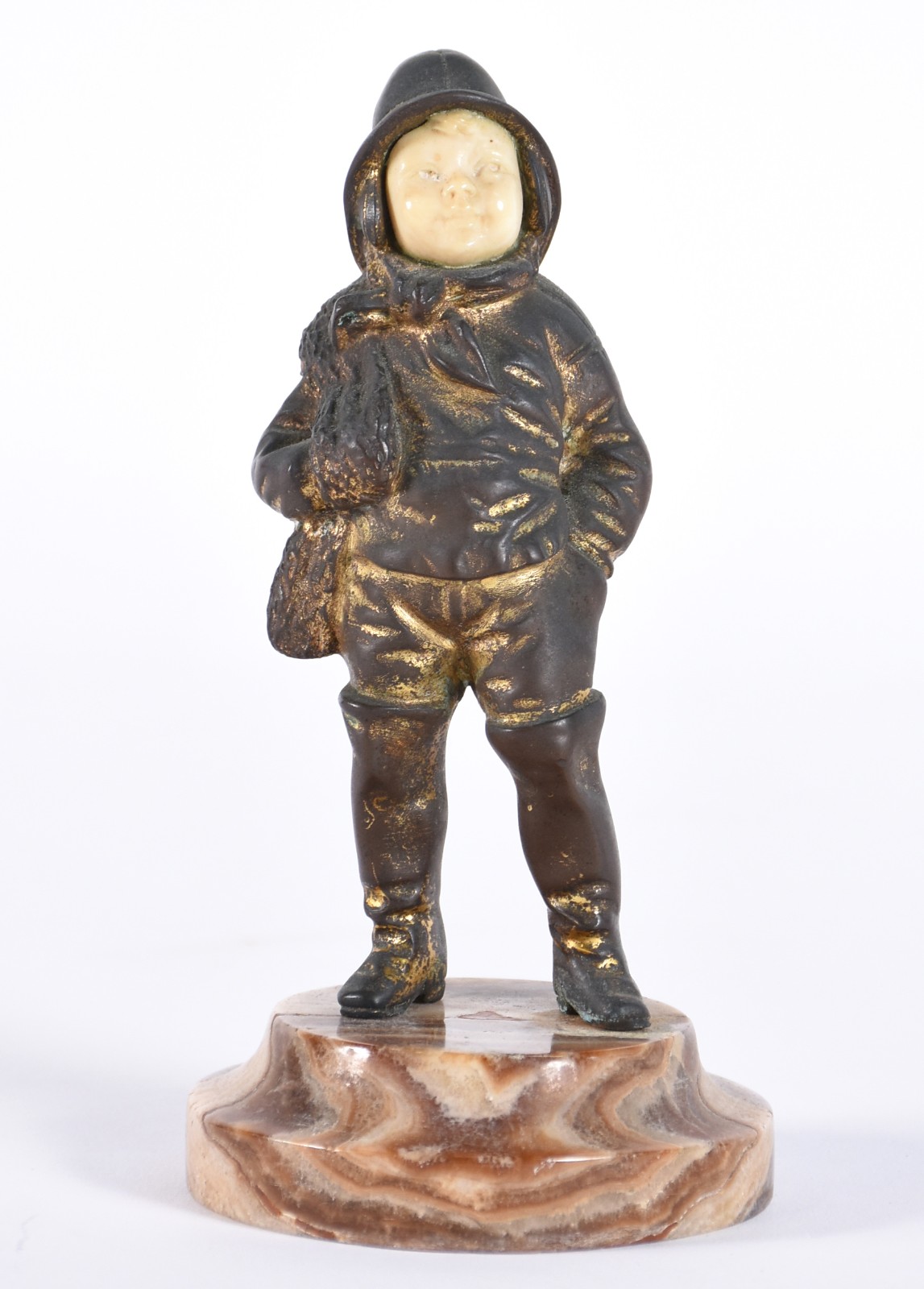 Boy dressed in a winter coat - foto 1 de 5