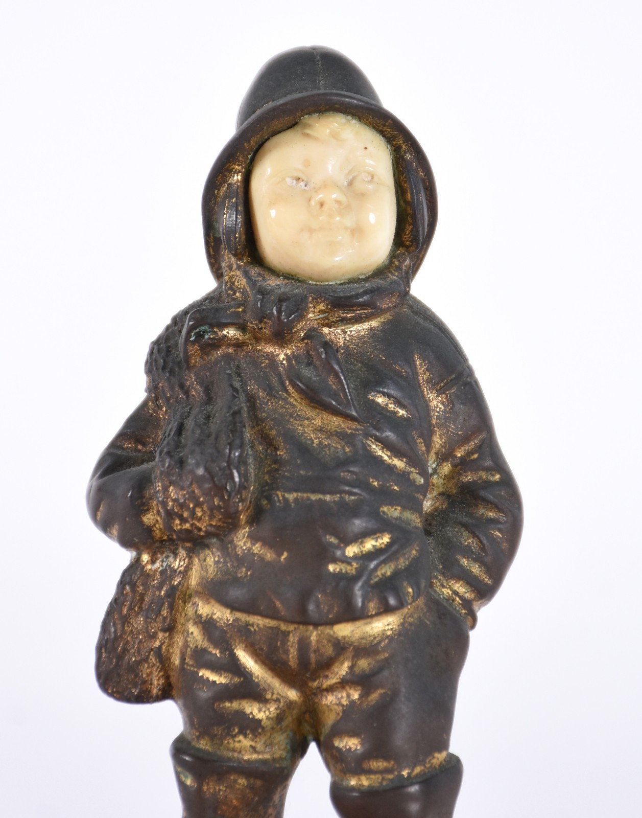 Boy dressed in a winter coat - foto 2 de 5