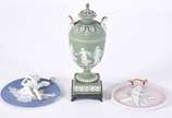 Três peças de biscuit Wedgwood, sendo: Ânfora n... - Três peças de biscuit Wedgwood, sendo: Ânfora na cor verde (alça colada e bicados na base); placa azul com figura de anjo flautista (colada) e p...