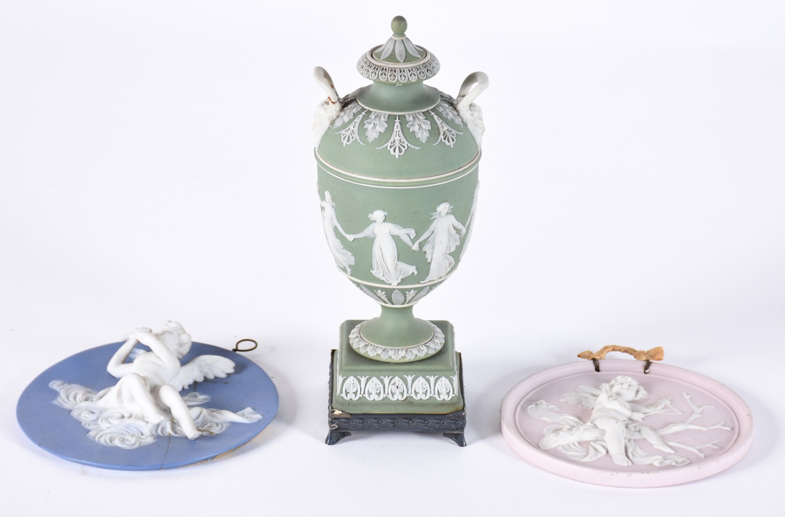 Três peças de biscuit Wedgwood, sendo: Ânfora na cor verde (alça... - foto 1 de 11