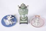 Três peças de biscuit Wedgwood, sendo: Ânfora n... - Três peças de biscuit Wedgwood, sendo: Ânfora na cor verde (alça colada e bicados na base); placa azul com figura de anjo flautista (colada) e p...