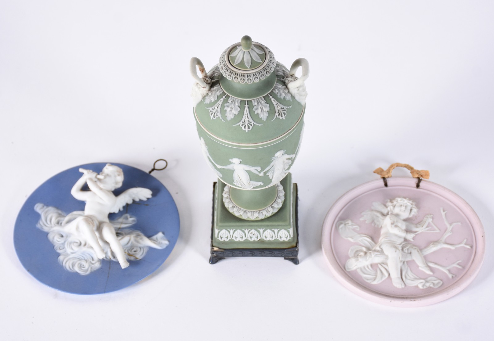 Três peças de biscuit Wedgwood, sendo: Ânfora na cor verde (alça... - foto 2 de 11
