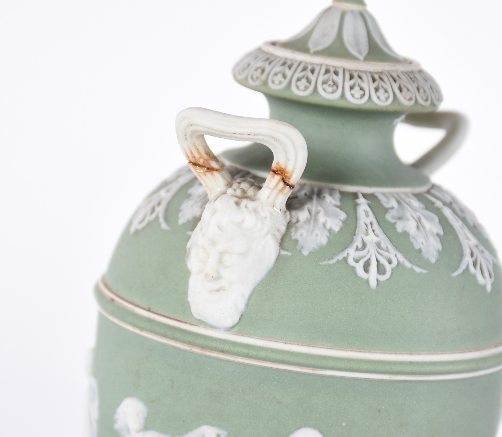 Três peças de biscuit Wedgwood, sendo: Ânfora na cor verde (alça... - foto 4 de 11