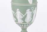 Três peças de biscuit Wedgwood, sendo: Ânfora n... - Três peças de biscuit Wedgwood, sendo: Ânfora na cor verde (alça colada e bicados na base); placa azul com figura de anjo flautista (colada) e p...