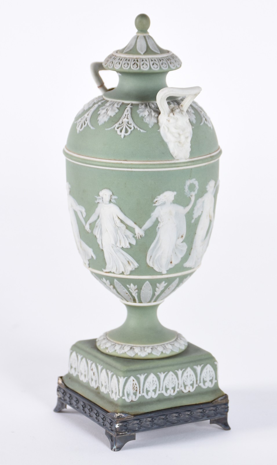 Três peças de biscuit Wedgwood, sendo: Ânfora na cor verde (alça... - foto 5 de 11