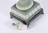 Três peças de biscuit Wedgwood, sendo: Ânfora n... - Três peças de biscuit Wedgwood, sendo: Ânfora na cor verde (alça colada e bicados na base); placa azul com figura de anjo flautista (colada) e p...