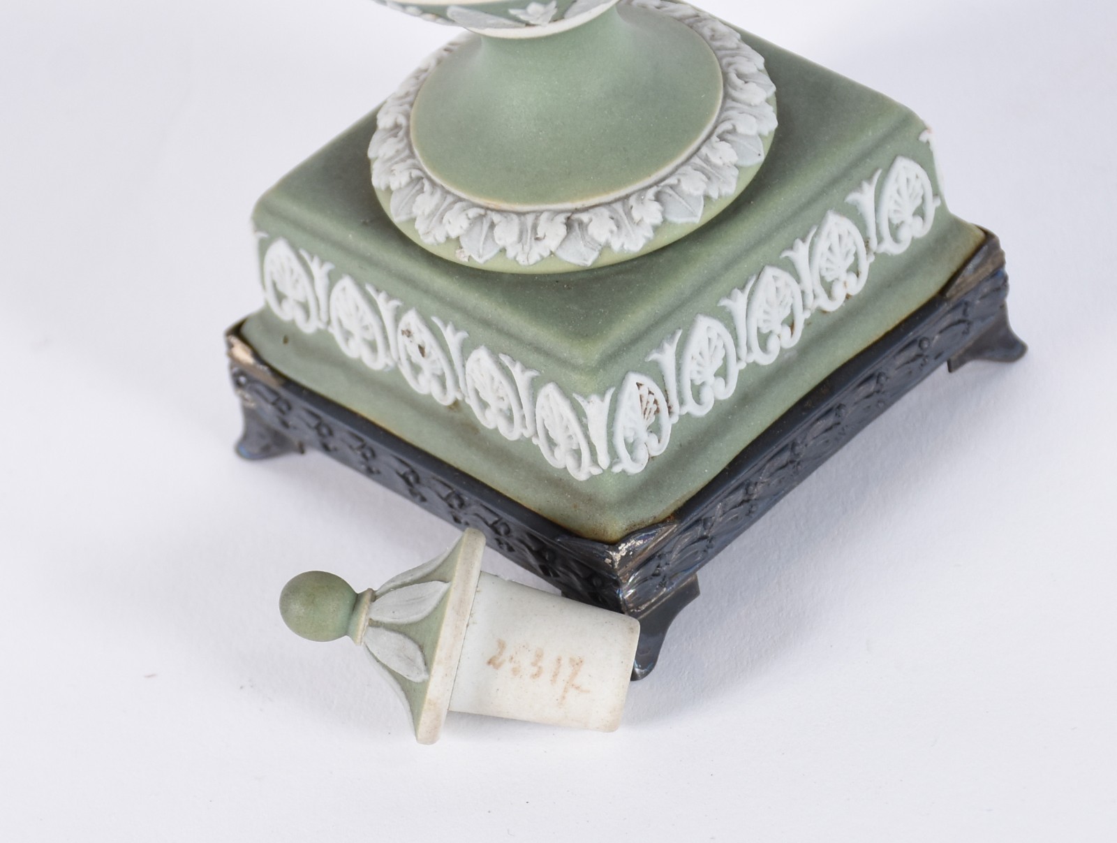 Três peças de biscuit Wedgwood, sendo: Ânfora na cor verde (alça... - foto 6 de 11