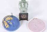 Três peças de biscuit Wedgwood, sendo: Ânfora n... - Três peças de biscuit Wedgwood, sendo: Ânfora na cor verde (alça colada e bicados na base); placa azul com figura de anjo flautista (colada) e p...