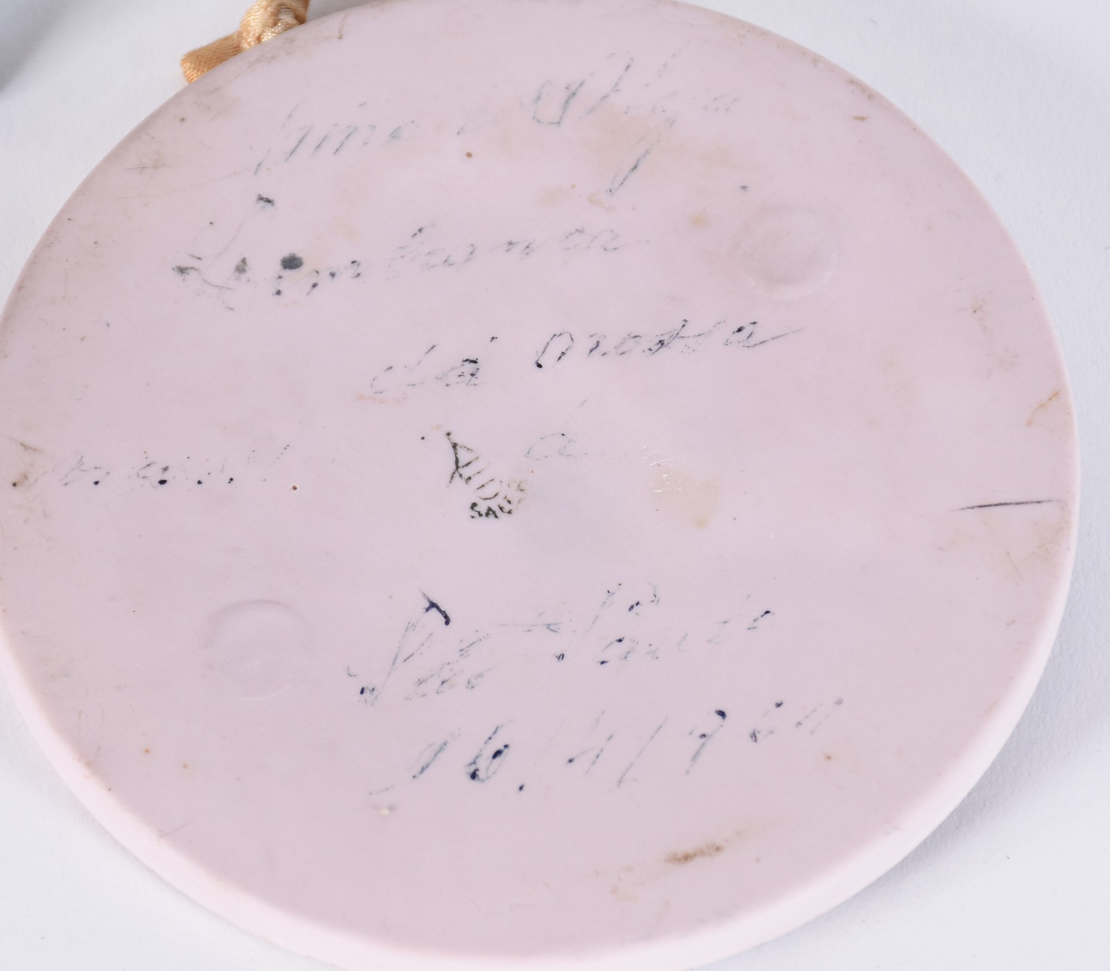 Três peças de biscuit Wedgwood, sendo: Ânfora na cor verde (alça... - foto 10 de 11