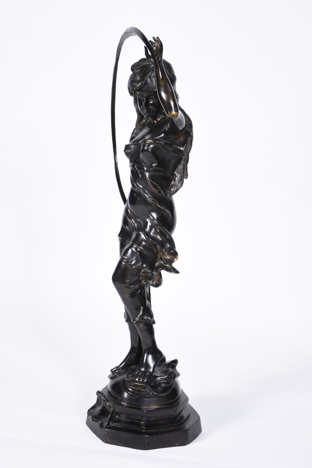 Escultura de metal patinado representando mulher com arco. - foto 4 de 7