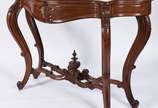 Console de madeira nobre, estilo Beranger, tamp... - Console de madeira nobre, estilo Beranger, tampo recortado coberto por mármore, saia com entalhes de folhagens, pernas ligeiramente arqueadas un...