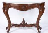 Console de madeira nobre, estilo Beranger, tamp... - Console de madeira nobre, estilo Beranger, tampo recortado coberto por mármore, saia com entalhes de folhagens, pernas ligeiramente arqueadas un...