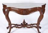 Console de madeira nobre, estilo Beranger, tamp... - Console de madeira nobre, estilo Beranger, tampo recortado coberto por mármore, saia com entalhes de folhagens, pernas ligeiramente arqueadas un...