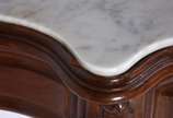 Console de madeira nobre, estilo Beranger, tamp... - Console de madeira nobre, estilo Beranger, tampo recortado coberto por mármore, saia com entalhes de folhagens, pernas ligeiramente arqueadas un...