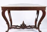 Console de madeira nobre, estilo Beranger, tamp... - Console de madeira nobre, estilo Beranger, tampo recortado coberto por mármore, saia com entalhes de folhagens, pernas ligeiramente arqueadas un...