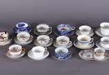 Lote com 15 xícaras de chá com pires, porcelana... - Lote com 15 xícaras de chá com pires, porcelanas de diversos modelos e procedências.