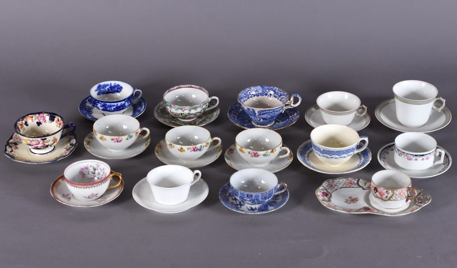 Lote com 15 xícaras de chá com pires, porcelanas de diversos modelos... - foto 1 de 10