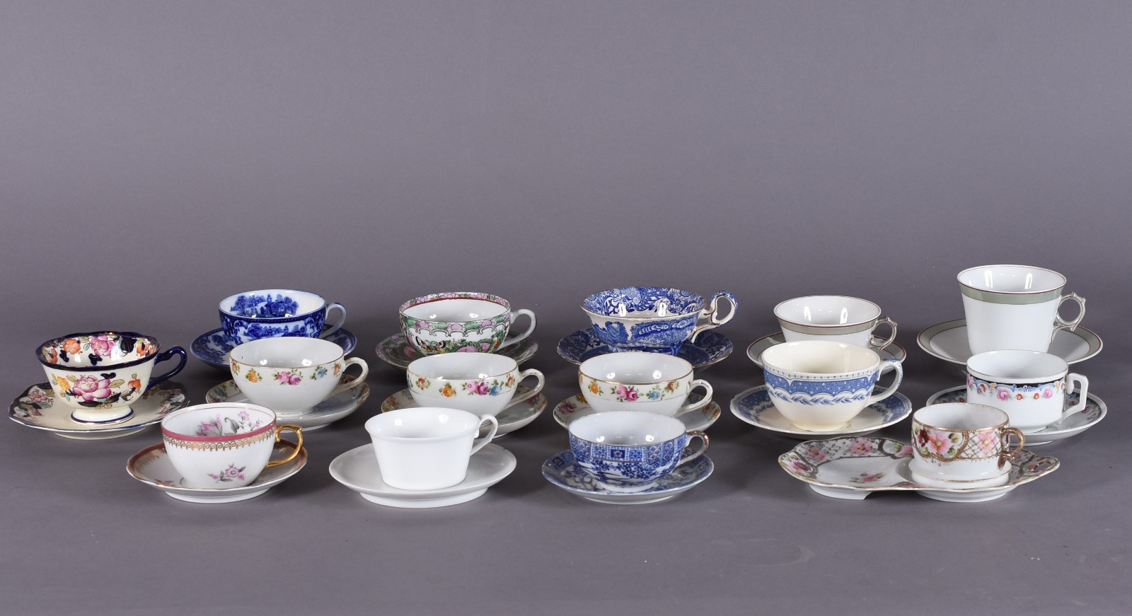 Lote com 15 xícaras de chá com pires, porcelanas de diversos modelos... - foto 2 de 10