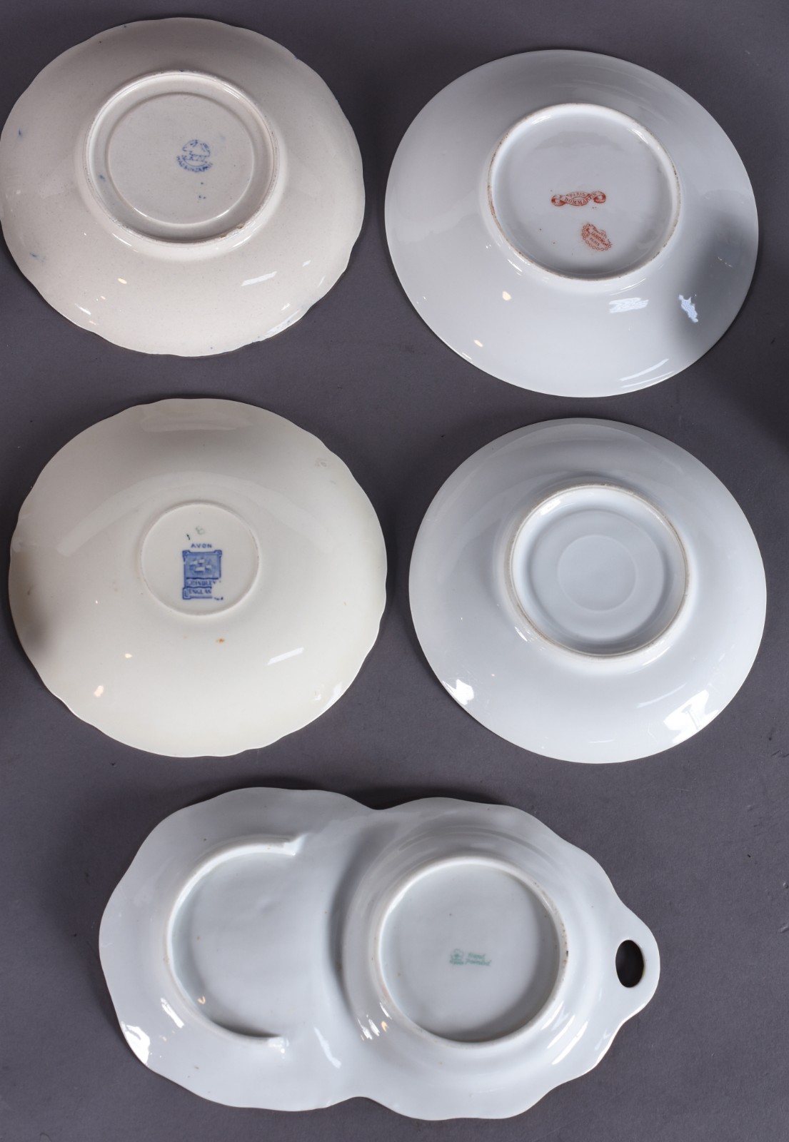 Lote com 15 xícaras de chá com pires, porcelanas de diversos modelos... - foto 3 de 10
