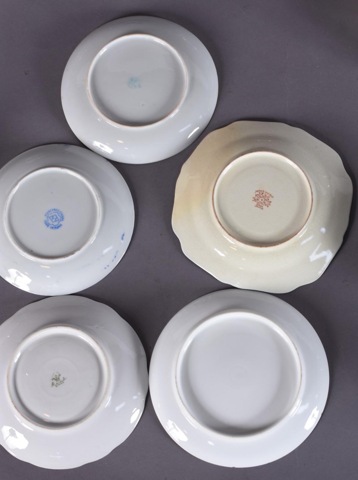 Lote com 15 xícaras de chá com pires, porcelanas de diversos modelos... - foto 4 de 10