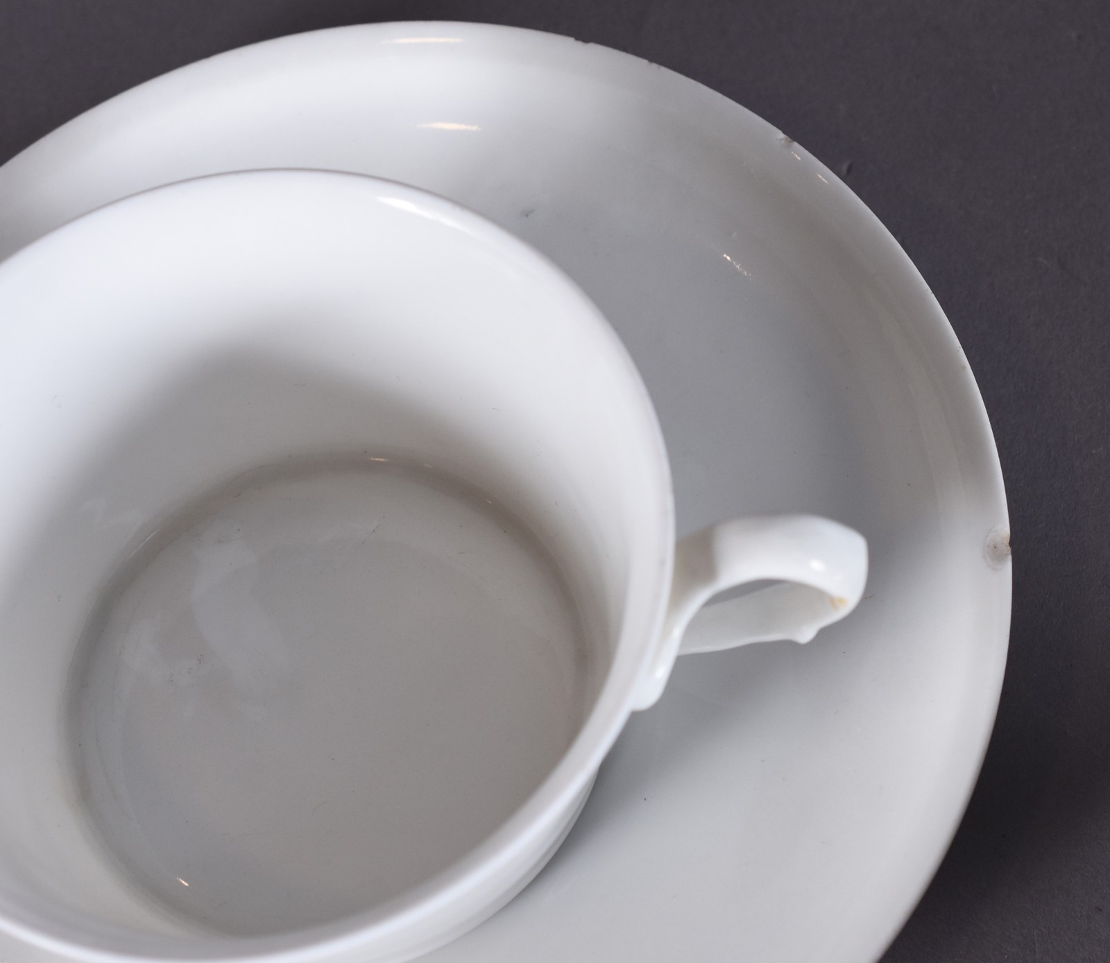 Lote com 15 xícaras de chá com pires, porcelanas de diversos modelos... - foto 5 de 10