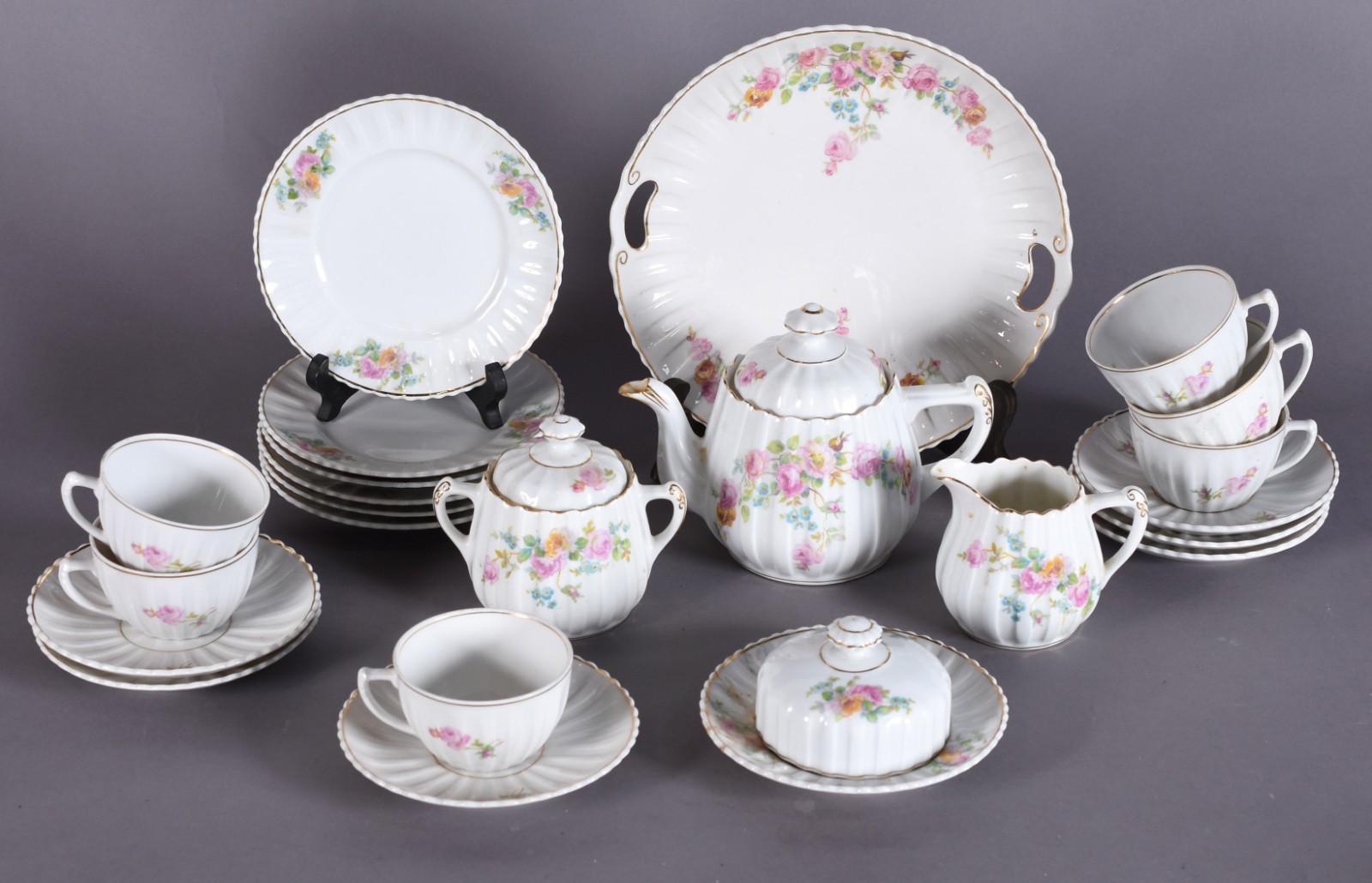 Serviço de porcelana Real composto de: 6 xícaras de chá com pires... - foto 1 de 7