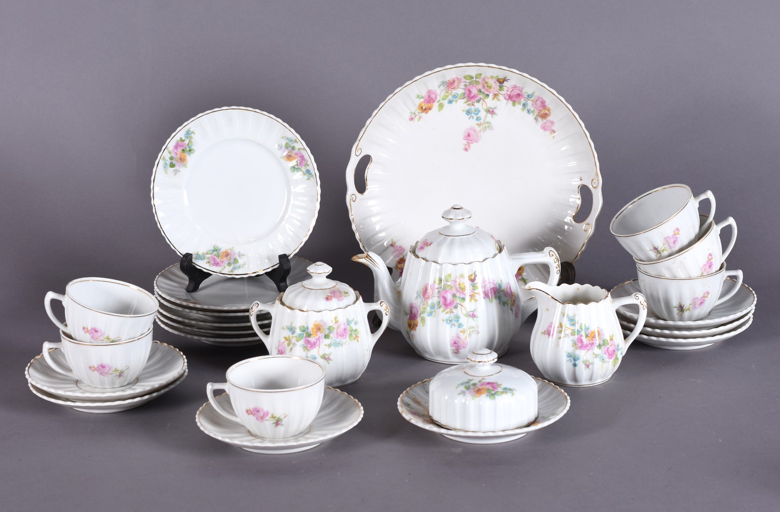 Serviço de porcelana Real composto de: 6 xícaras de chá com pires... - foto 2 de 7