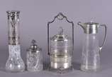 Quatro antigas peças de cristal e metal, divers... - Quatro antigas peças de cristal e metal, diversas procedências, sendo Vaso lavrado com gargalo trabalhado em guirlandas (com mofo e trincado); b...