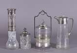 Quatro antigas peças de cristal e metal, divers... - Quatro antigas peças de cristal e metal, diversas procedências, sendo Vaso lavrado com gargalo trabalhado em guirlandas (com mofo e trincado); b...