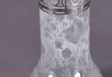 Quatro antigas peças de cristal e metal, divers... - Quatro antigas peças de cristal e metal, diversas procedências, sendo Vaso lavrado com gargalo trabalhado em guirlandas (com mofo e trincado); b...
