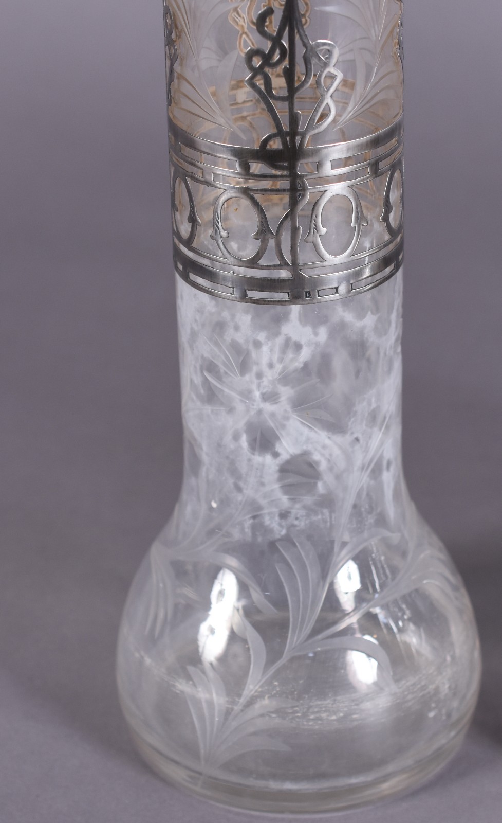 Quatro antigas peças de cristal e metal, diversas procedências, sendo... - foto 3 de 5