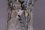 Quatro antigas peças de cristal e metal, divers... - Quatro antigas peças de cristal e metal, diversas procedências, sendo Vaso lavrado com gargalo trabalhado em guirlandas (com mofo e trincado); b...