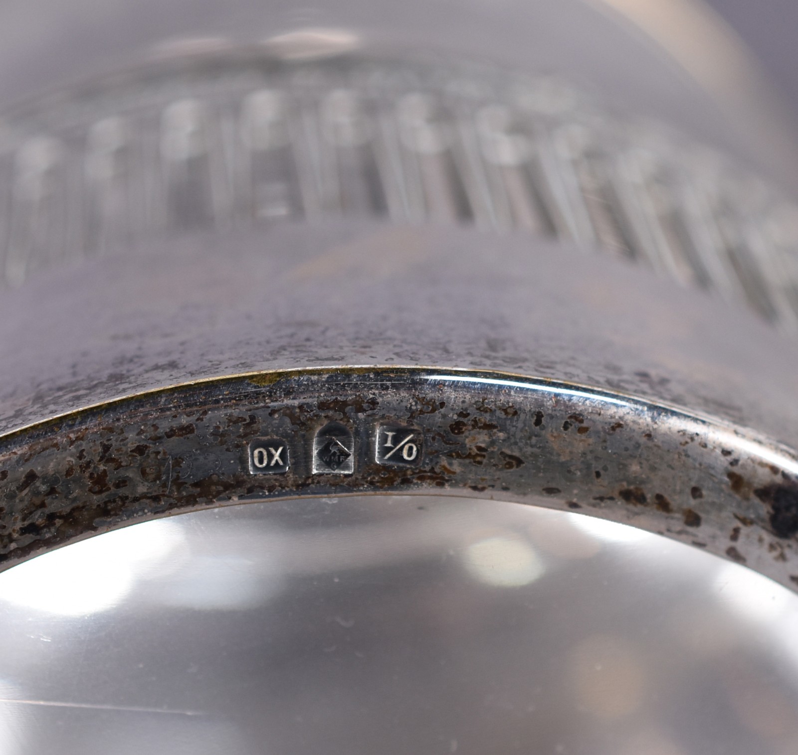 Quatro antigas peças de cristal e metal, diversas procedências, sendo... - foto 5 de 5