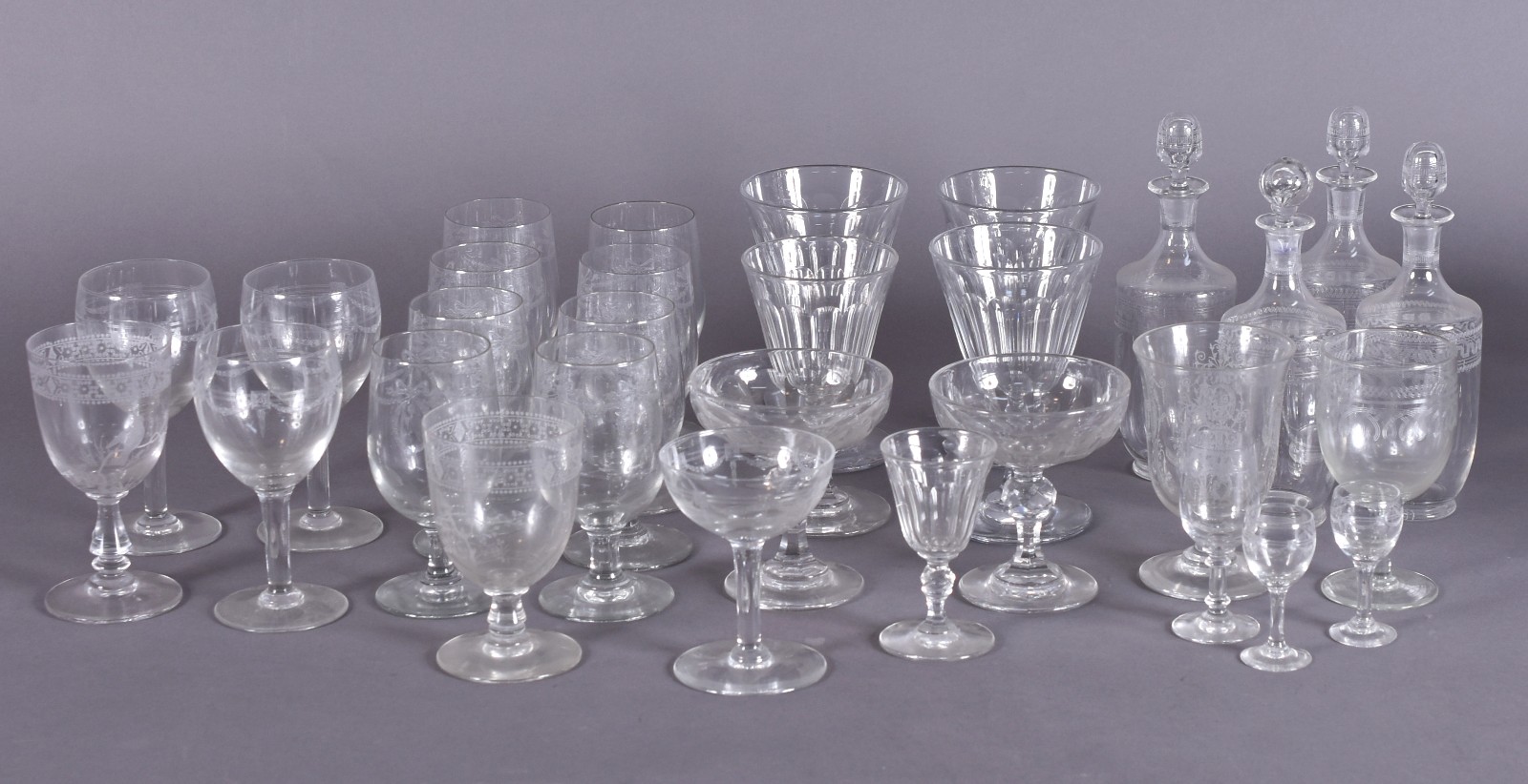 Conjunto com quatro licoreiras de cristal (tampas diferentes) e 19... - foto 2 de 6