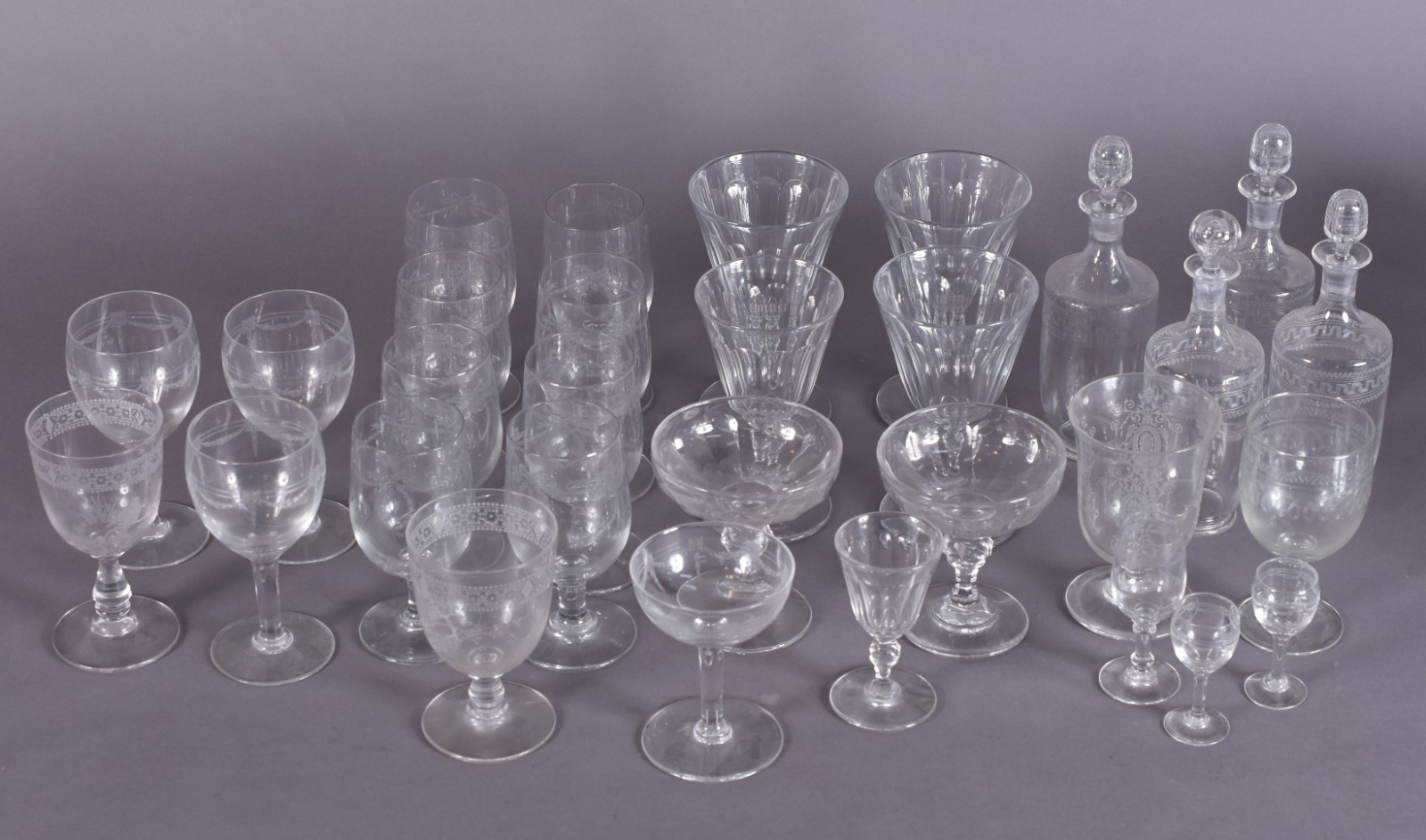 Conjunto com quatro licoreiras de cristal (tampas diferentes) e 19... - foto 1 de 6