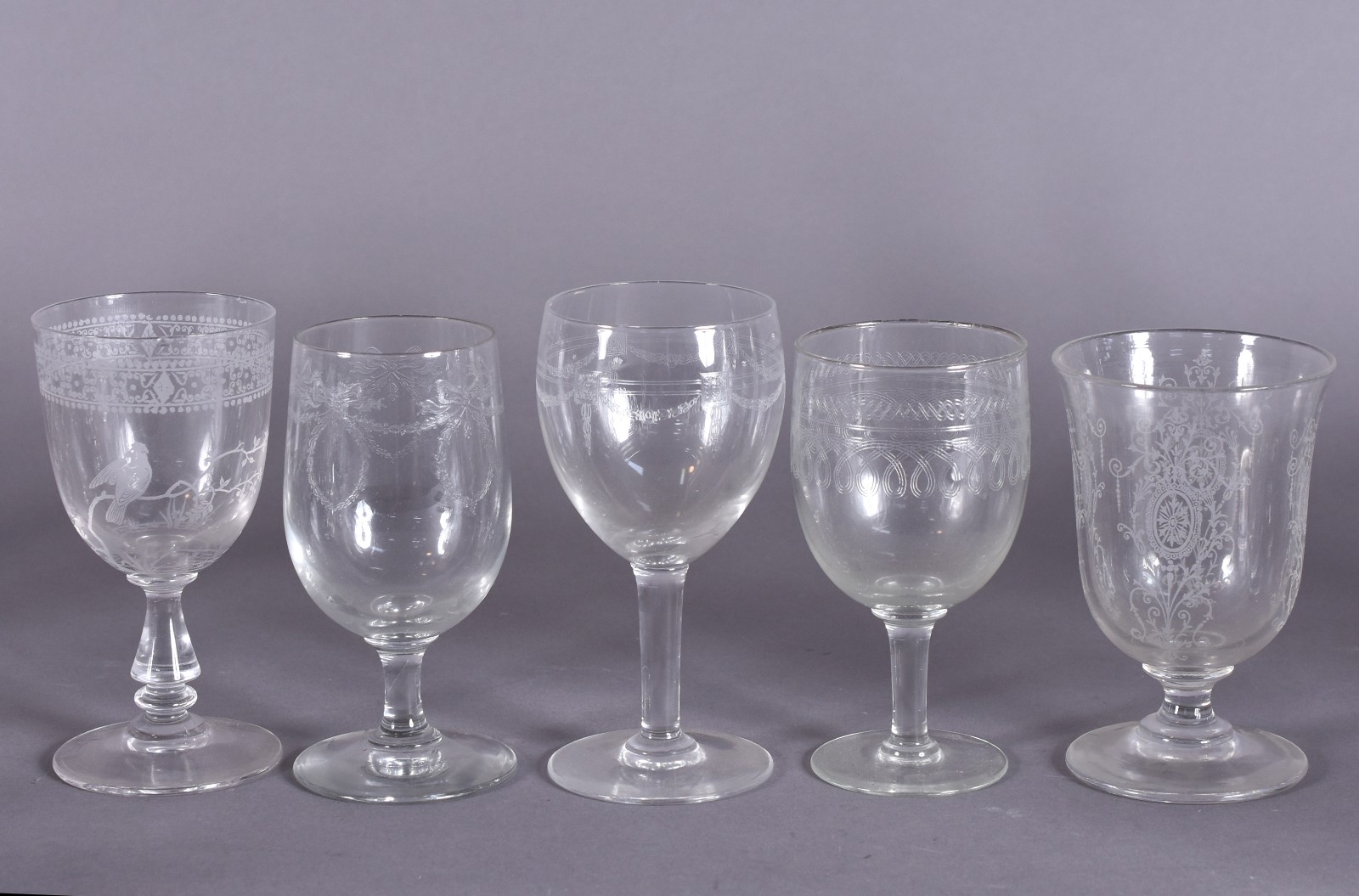 Conjunto com quatro licoreiras de cristal (tampas diferentes) e 19... - foto 4 de 6