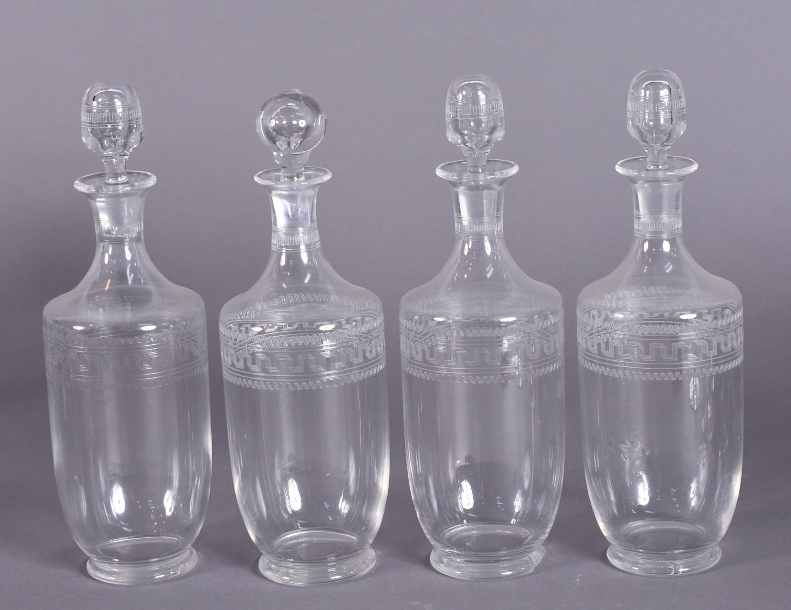 Conjunto com quatro licoreiras de cristal (tampas diferentes) e 19... - foto 5 de 6