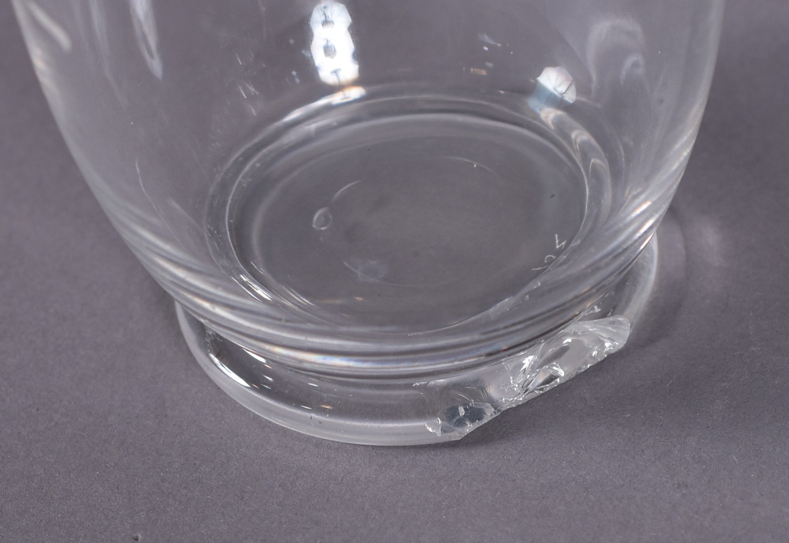 Conjunto com quatro licoreiras de cristal (tampas diferentes) e 19... - foto 6 de 6