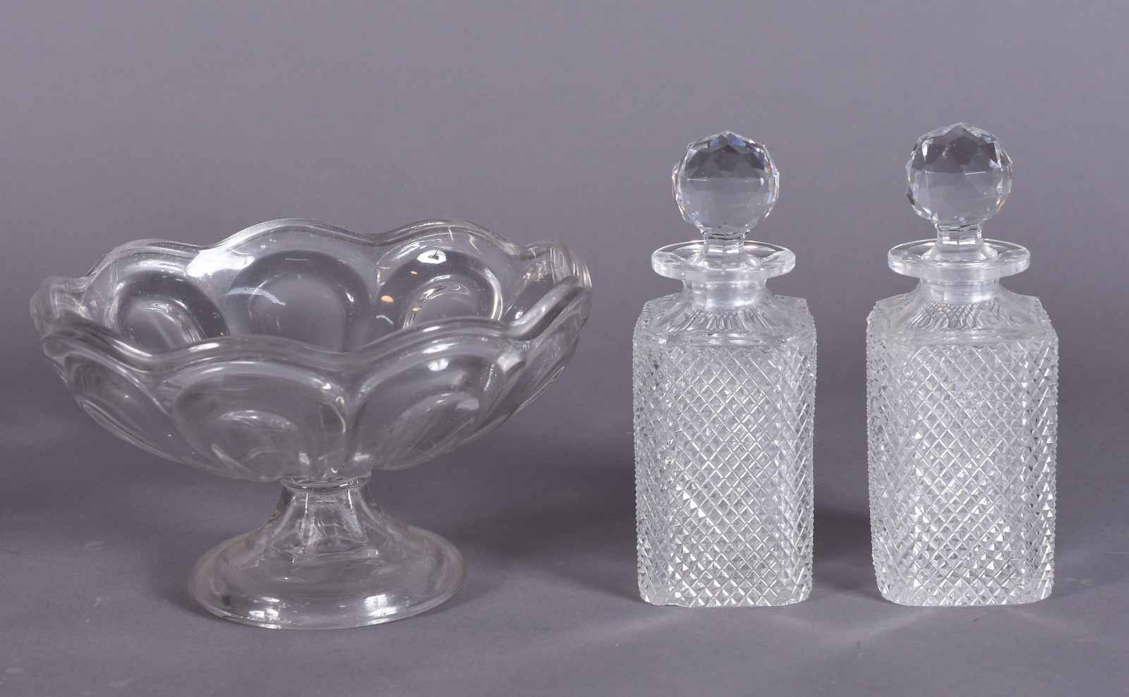 Três peças diversas de cristal, sendo: fruteira em gomos e 2... - foto 1 de 6