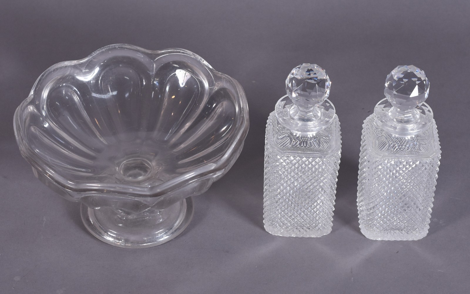Três peças diversas de cristal, sendo: fruteira em gomos e 2... - foto 2 de 6