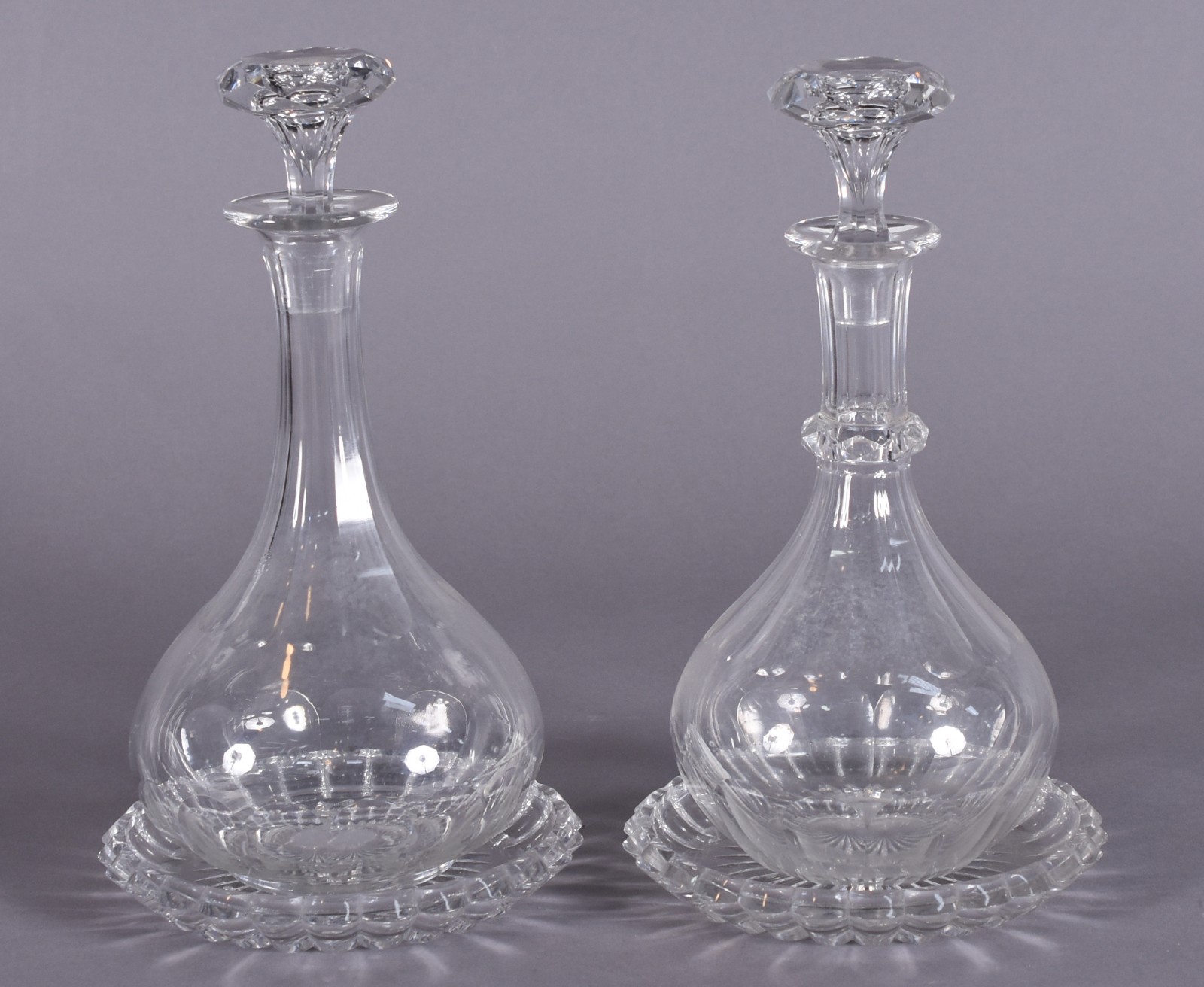 Duas licoreiras de cristal francês facetado com presentoir. - foto 1 de 5