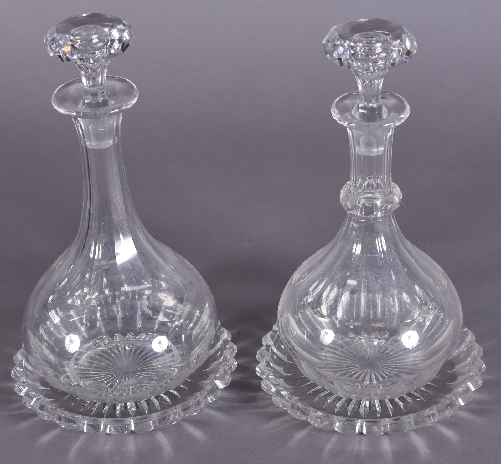 Duas licoreiras de cristal francês facetado com presentoir. - foto 2 de 5