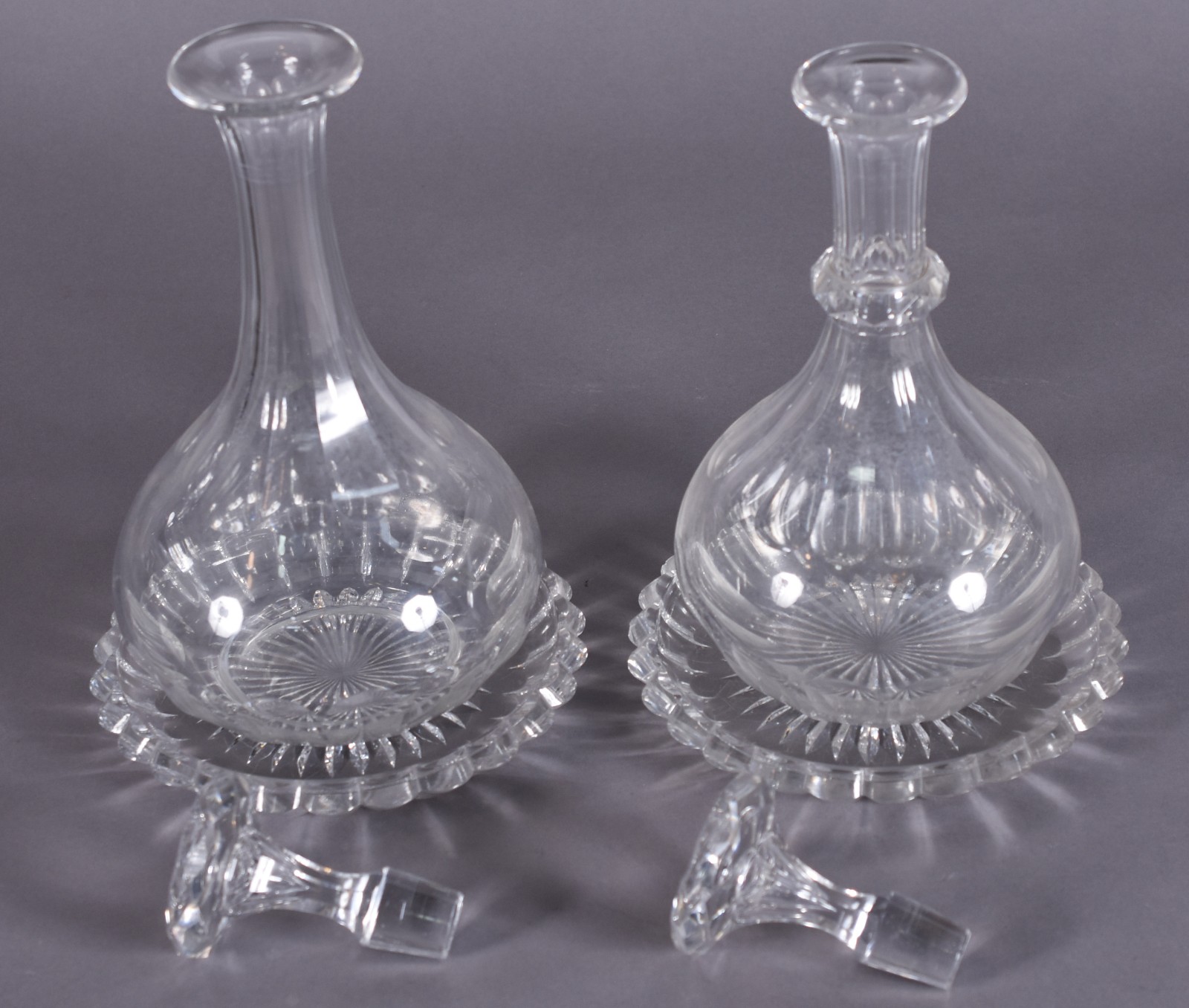 Duas licoreiras de cristal francês facetado com presentoir. - foto 3 de 5