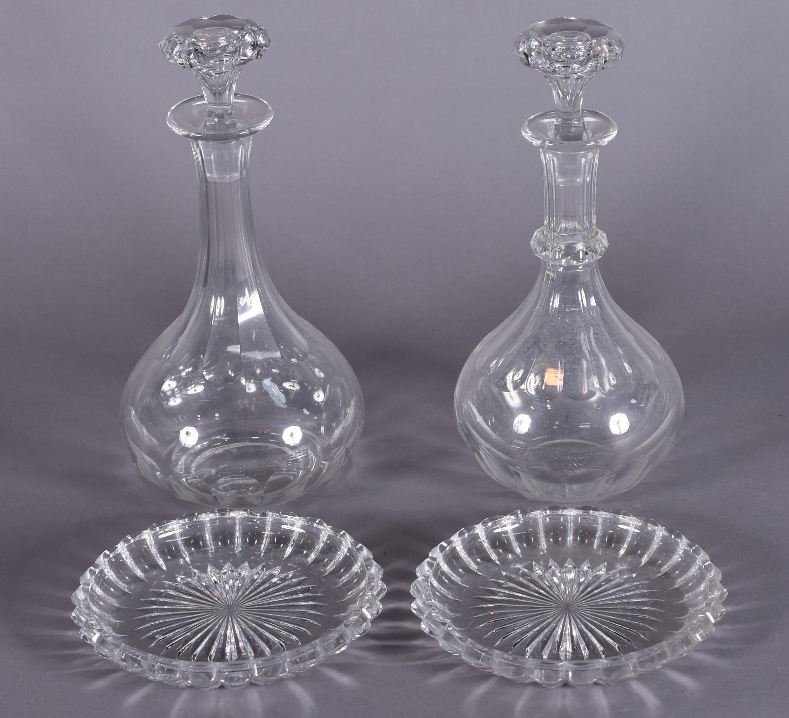 Duas licoreiras de cristal francês facetado com presentoir. - foto 4 de 5