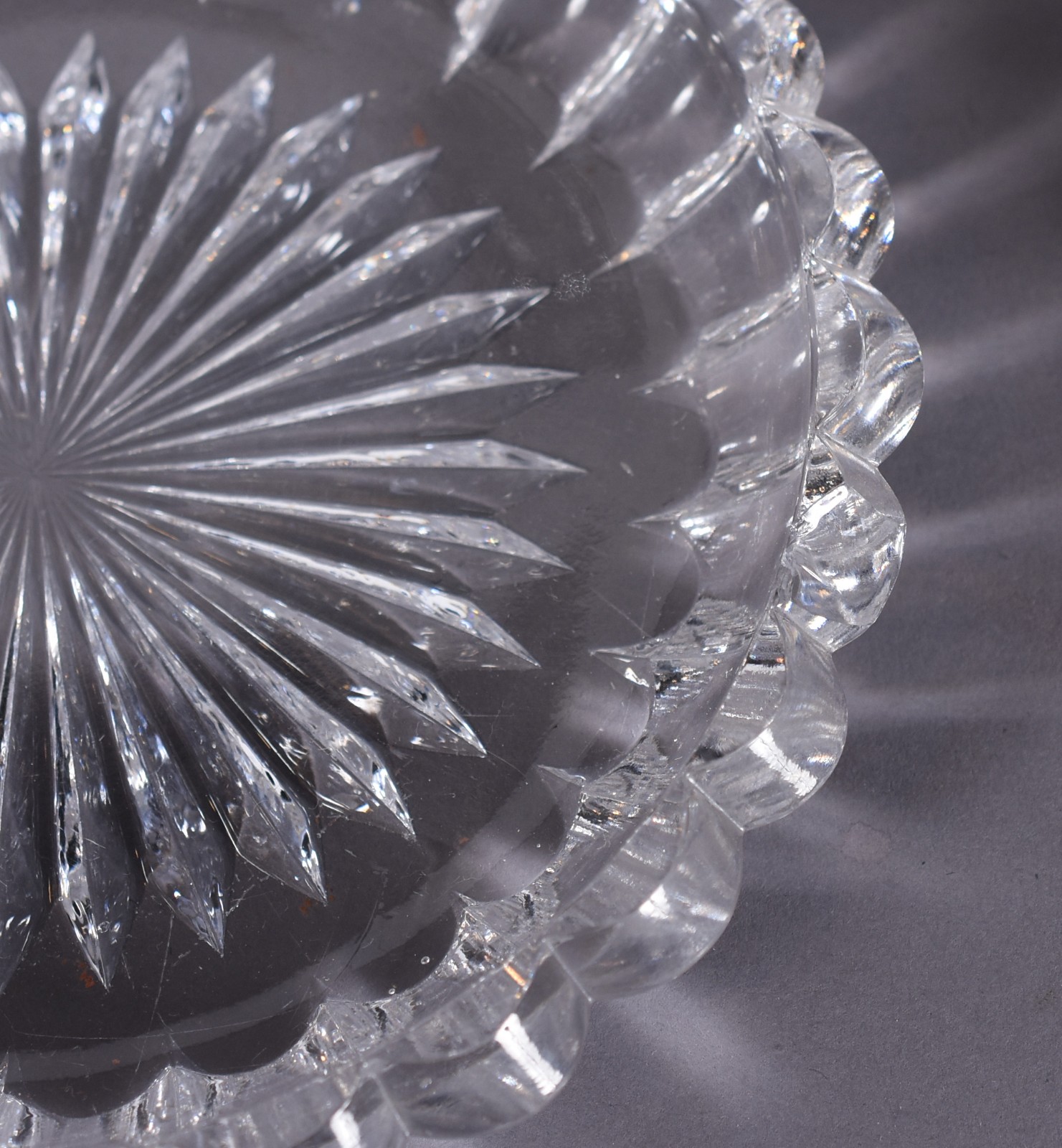Duas licoreiras de cristal francês facetado com presentoir. - foto 5 de 5
