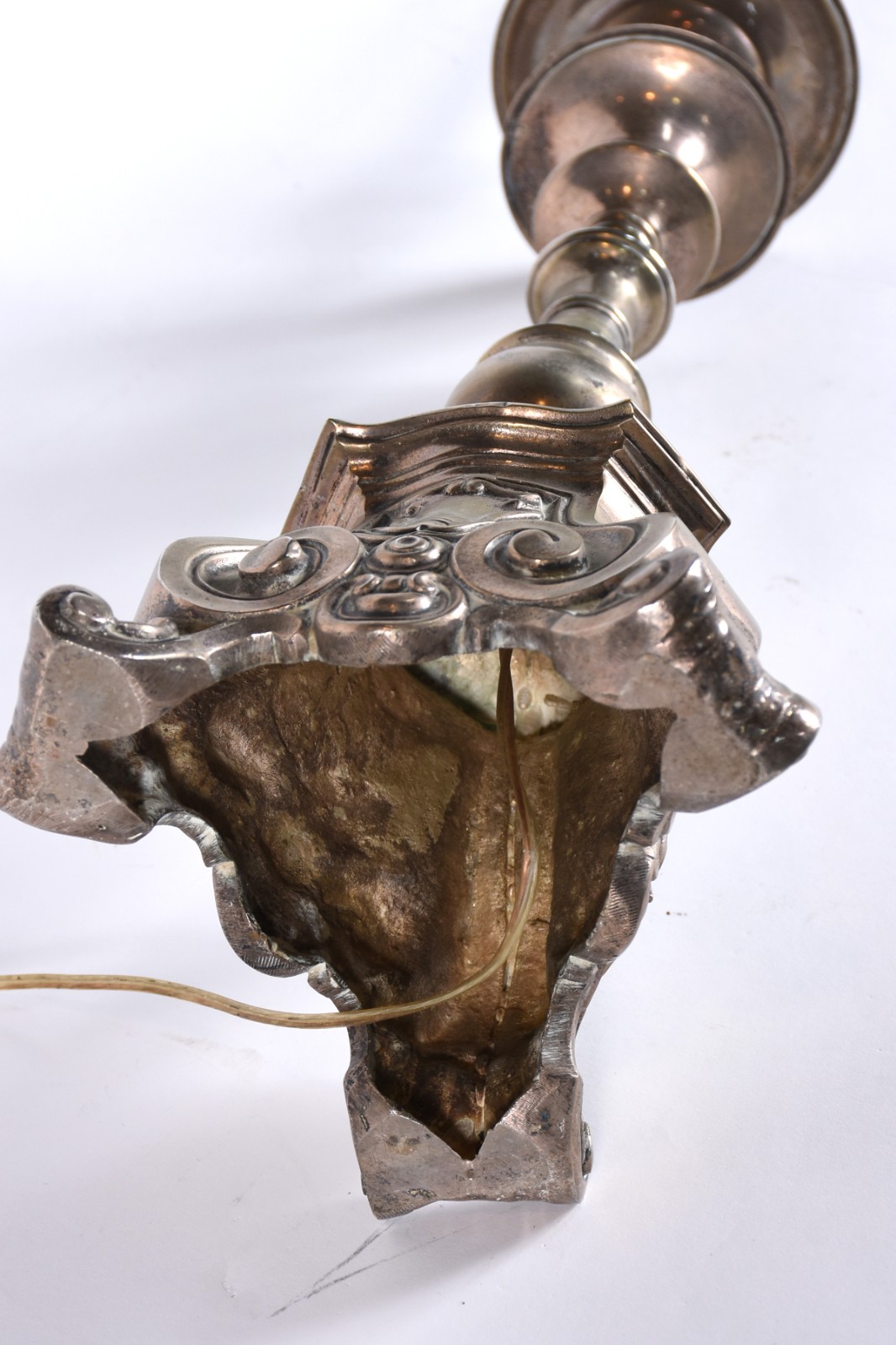 Abatjour tocheiro de metal, base com concheados e pés revirados... - foto 5 de 5