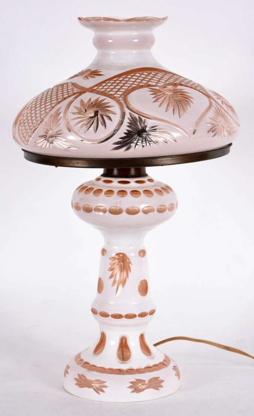 Abatjour de cristal overlay salmon/branco. Aramação de metal da... - foto 1 de 3