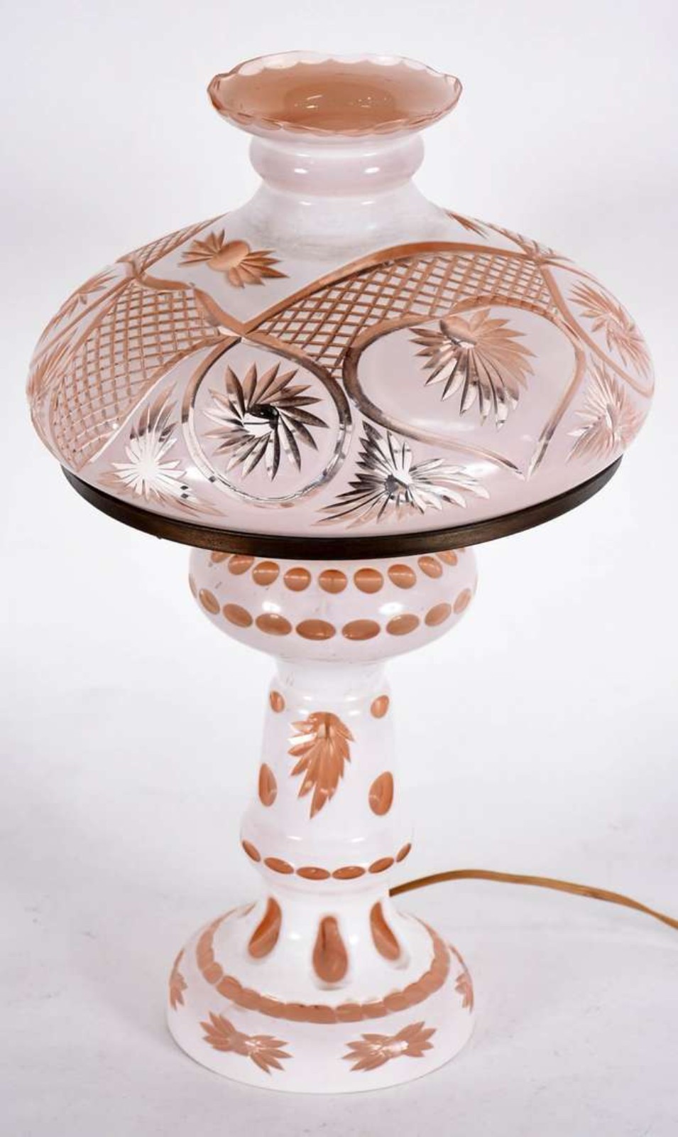 Abatjour de cristal overlay salmon/branco. Aramação de metal da... - foto 3 de 3